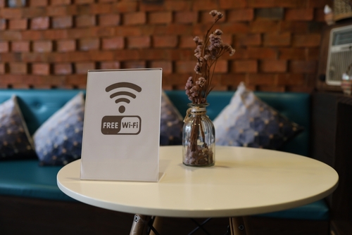 Cybersecurity Expert Warns of Personal Data Risks on Public Wi-Fi
