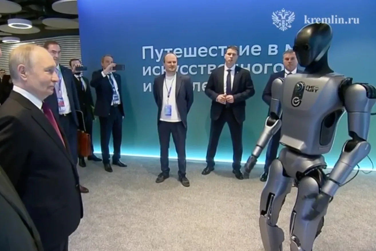 Робот Грин станцевал для Владимира Путина