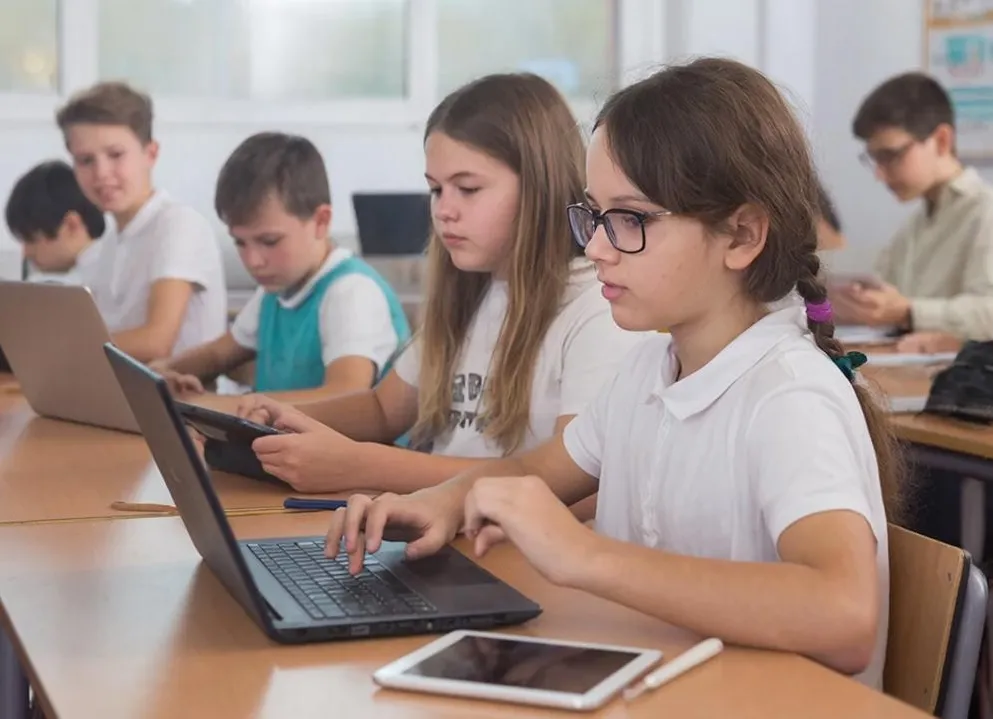 Russian Schoolchildren Are Reading 3D Textbooks