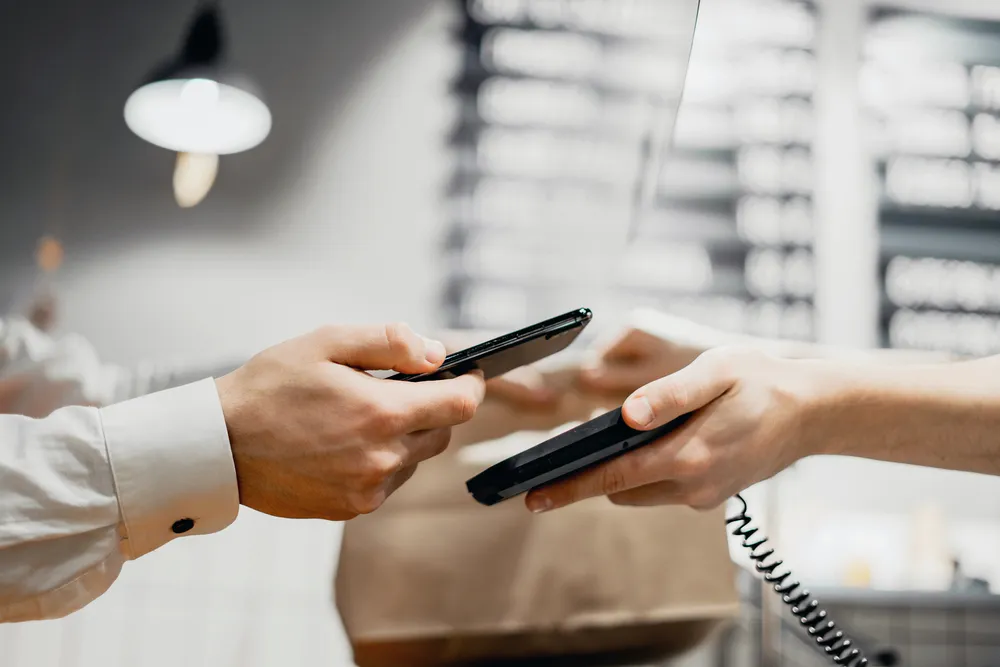 В России теперь можно платить смартфоном без интернета и NFC