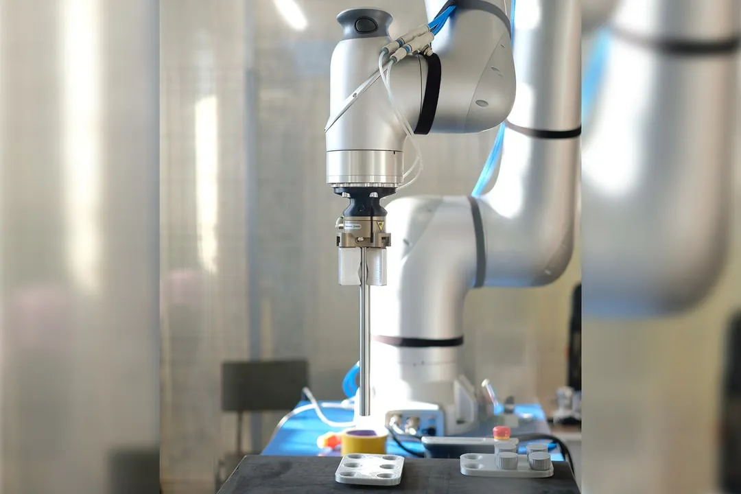 Russia Debuts First Cobot Partner for Industrial Machine Tools
