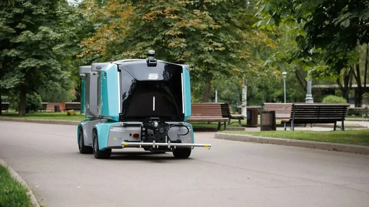 Russian-Built "Fluff-Vac" Robots Begin Testing on Moscow Streets