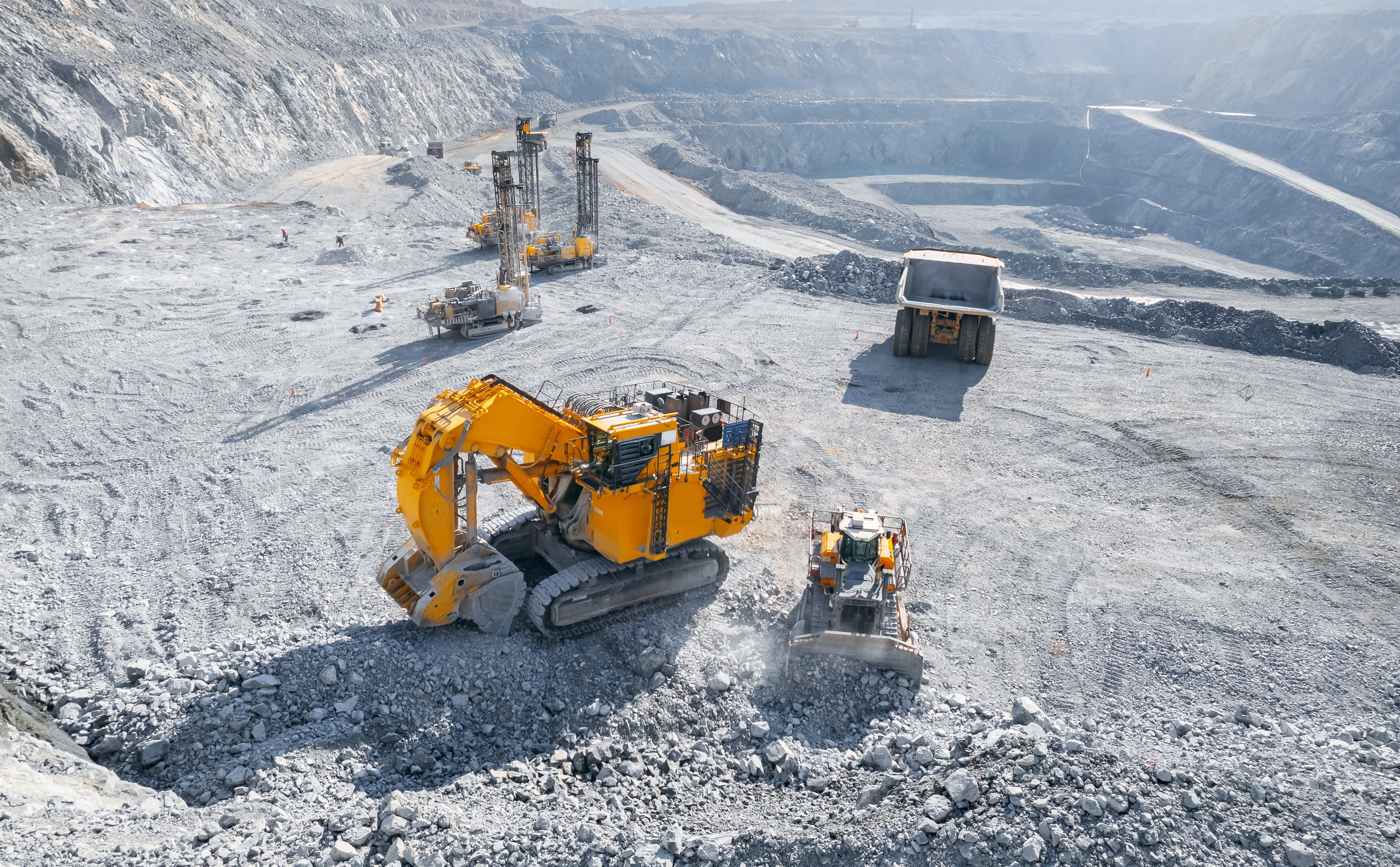 Russia Debuts First Walking Excavator Simulator to Train Miners