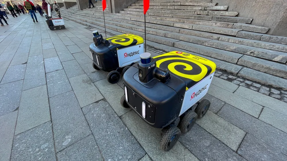 Yandex Market Rolls Out AI Assistant for Pickup Point Staff