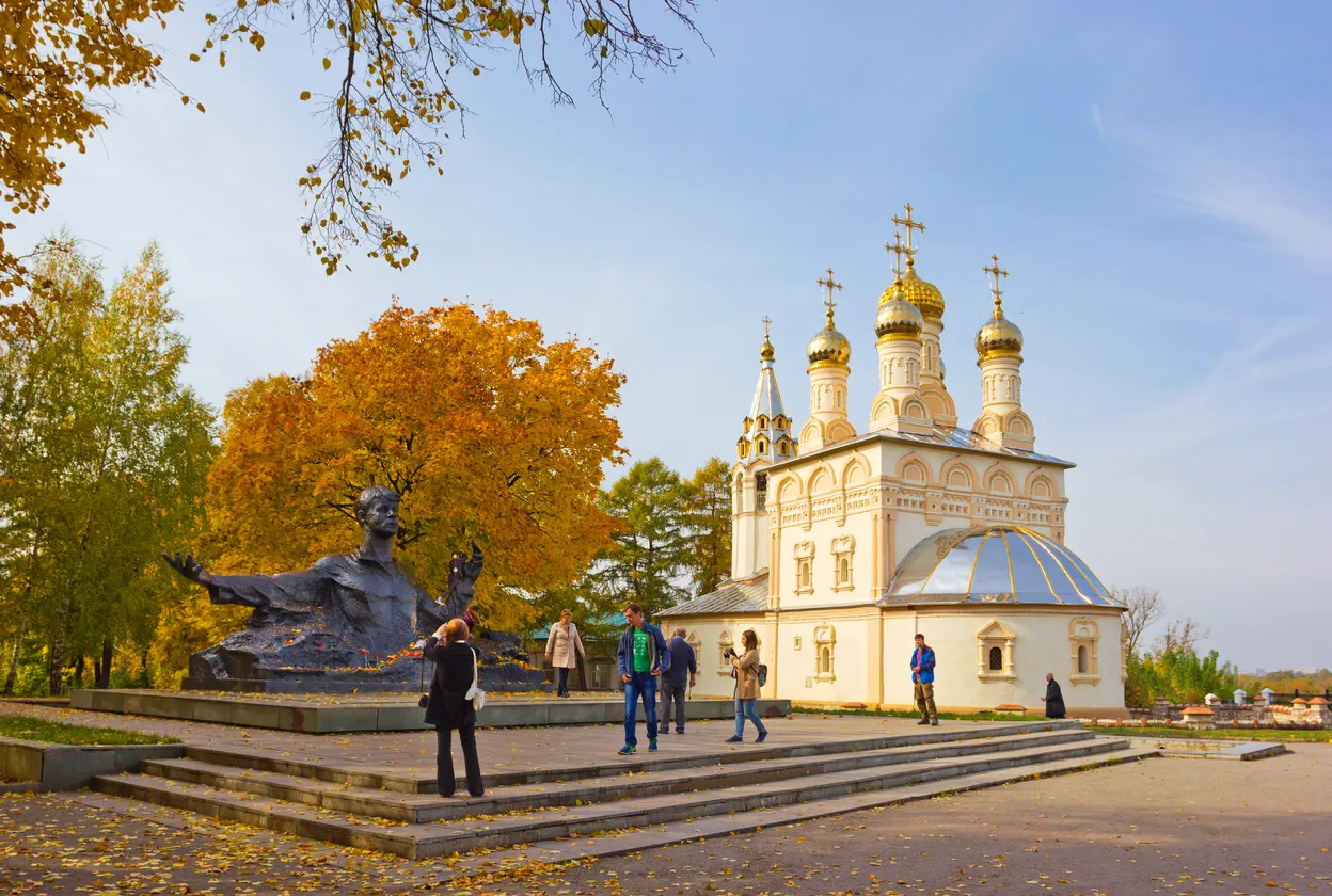 AI Brings Russian Poet Sergey Yesenin Back to Life Through Archival Photos