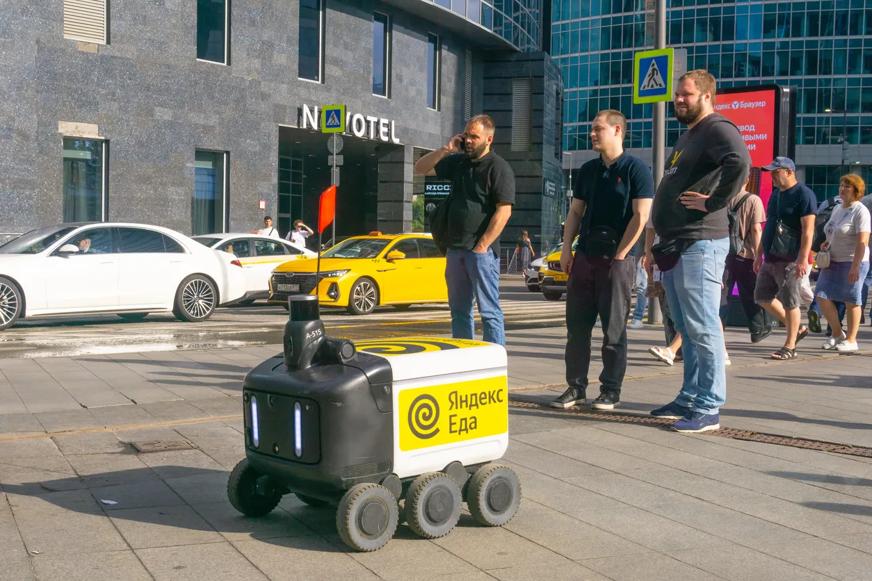 Moscow Plans a Major Expansion of Delivery Robots by 2026