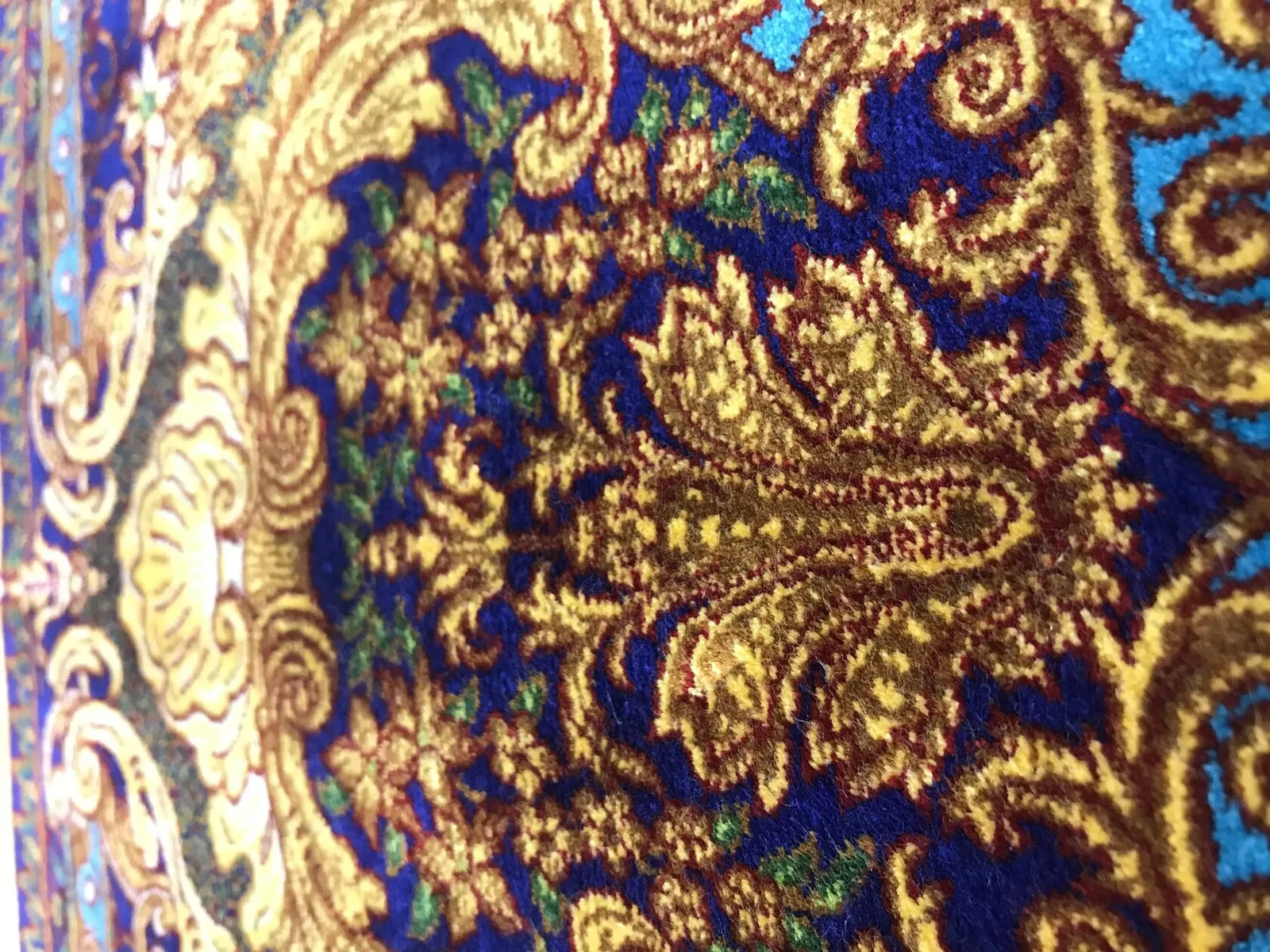 Ковер машинной работы Gold Monogram