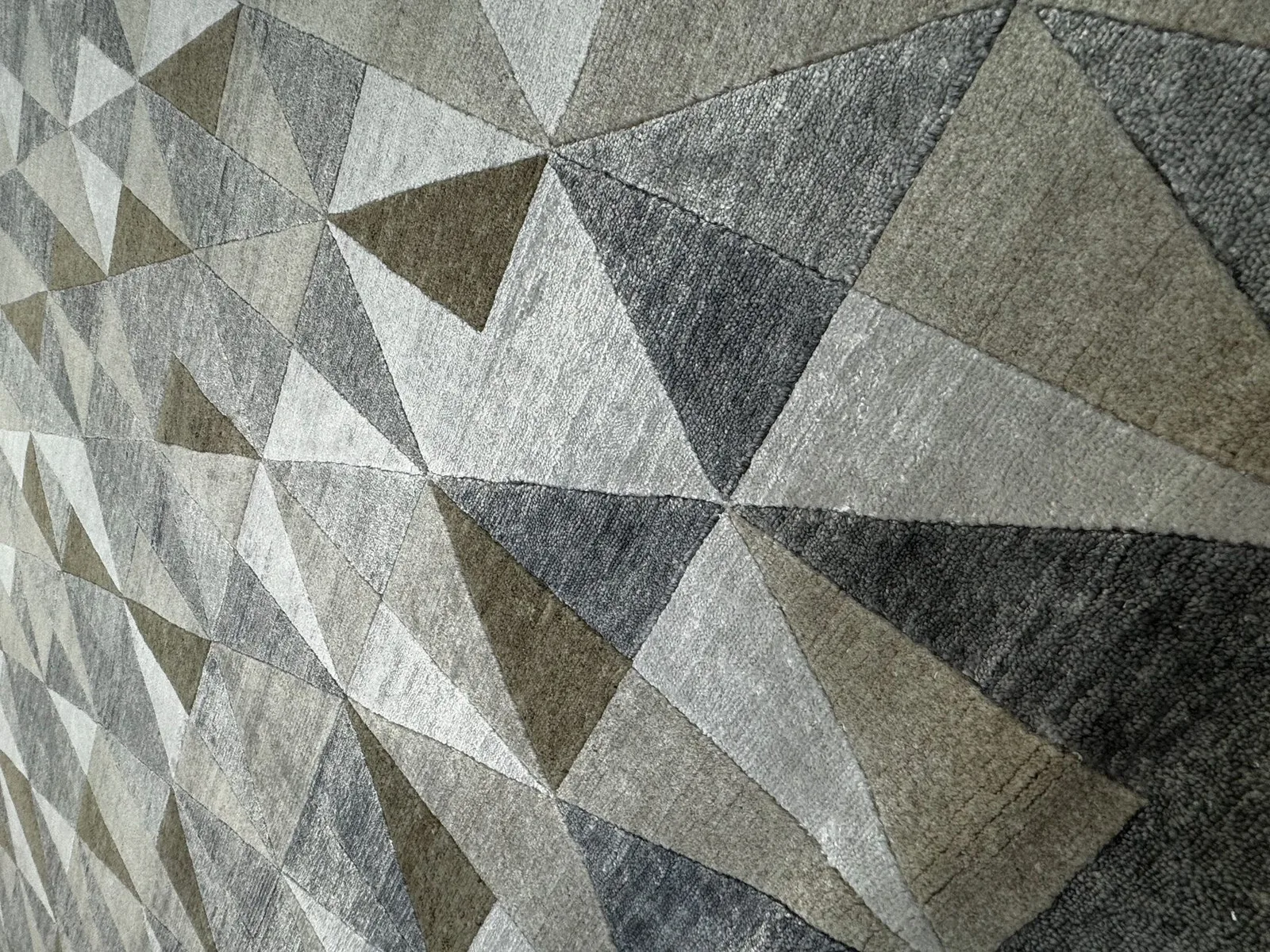 Ковер ручной работы Lightweave Triangles