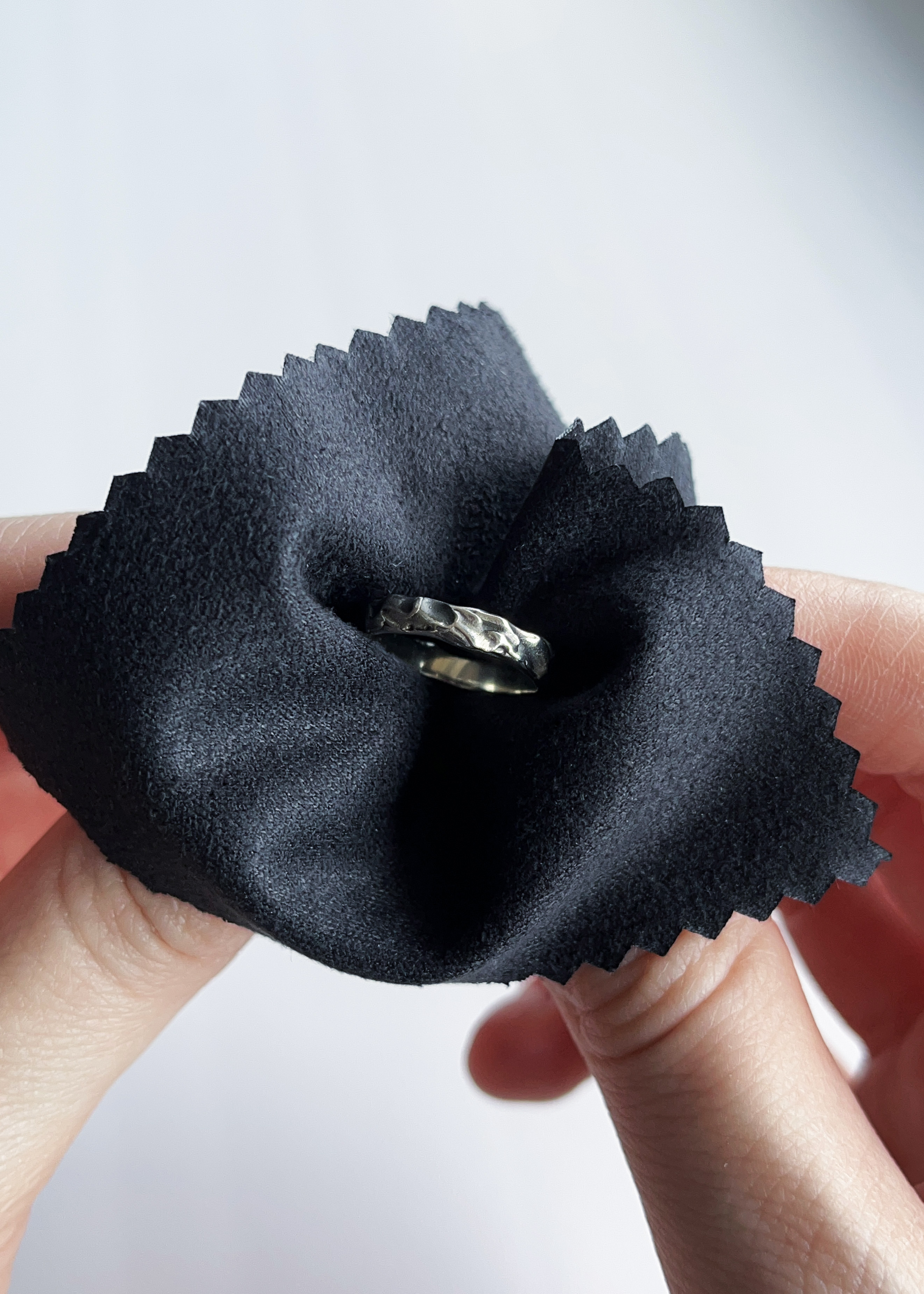 Чистка украшений салфеткой из микрофибры