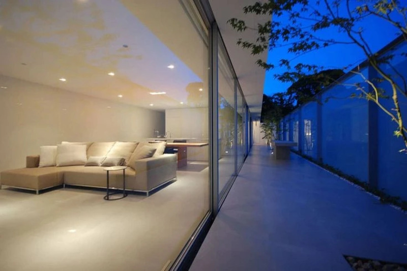 The minimalist Horizon Roof House in Japan, designed by Shinichi Ogawa & Associates.