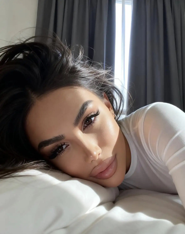 Tanned Brunettes, Brunette Makeup, Brunette Makeup, Eyebrows for Brunettes, Beautiful Selfies, Brunettes Makeup, Brunette Eyebrows, Beautiful Selfie, Selfie in Bed