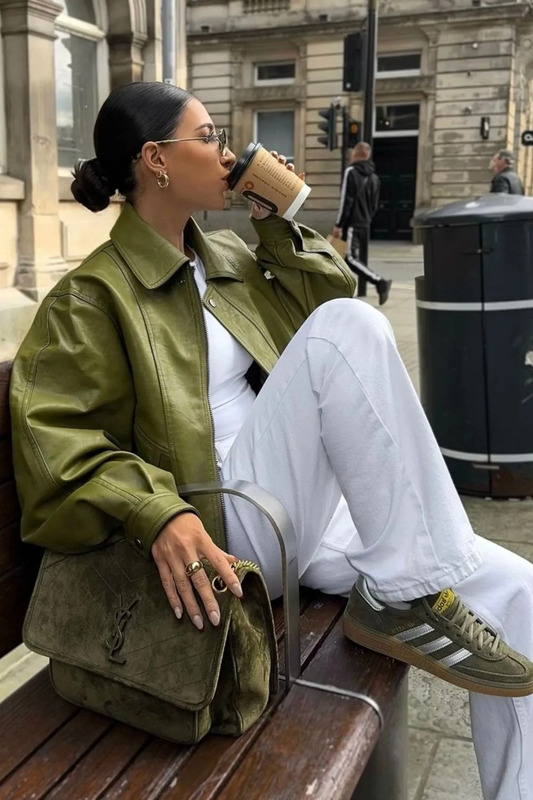 Stylish European fall outfit ideas perfect for cities like Paris, London, Berlin, Rome... From cozy knits to chic leather jackets, explore trendy looks that combine elegance and comfort for a fashionable autumn. Get inspired with layers, statement...