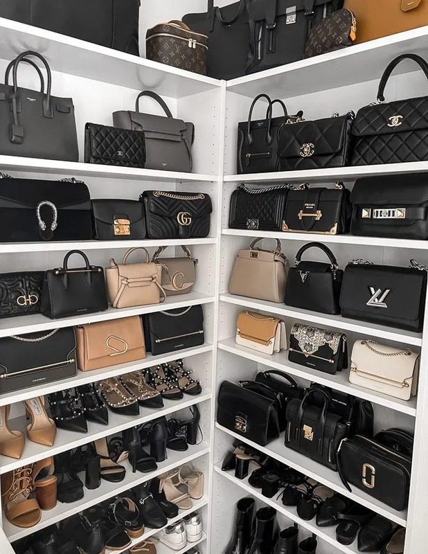 Handbag collection / designer bags/ closet goals #luxury #handbagcollection #handbag #designer #closetgoals #gucci #celine #prada #womensfashion #style / Instagram: @fromluxewithlove Шкаф Для Сумок, Сумка Chanel, Рабочие Сумки, Дизайнерские Сумки,...