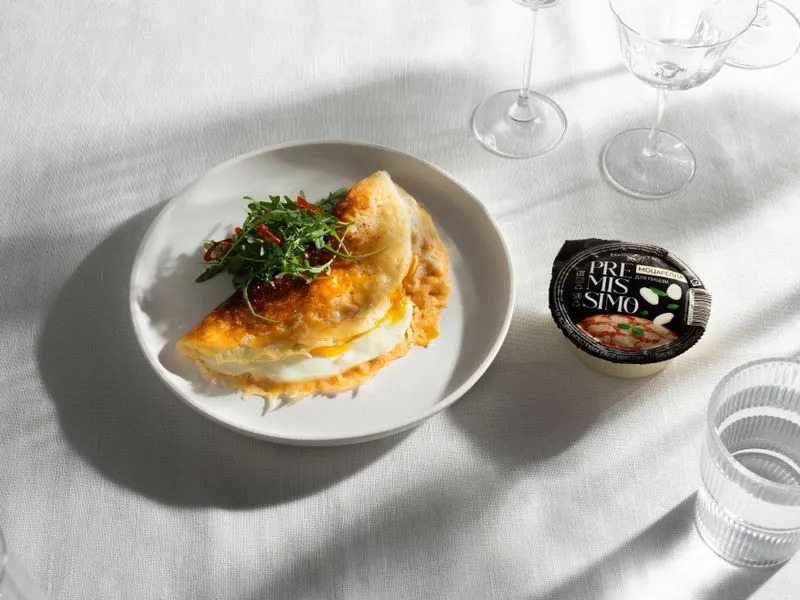 Fried eggs with mozzarella and honey