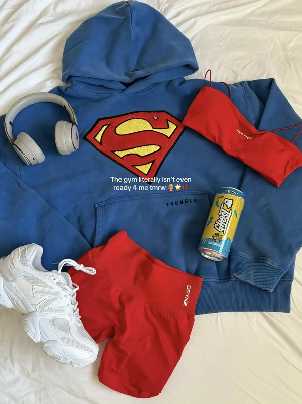 I NEED these red shorts. #gym #gymoutfit #cuteoutfit #ootd #springoutfit #outfitideawomen #outfitideas #redoutfit #gymfit #gymootd #softgirlaesthetic #cute Одежда Для Спортзала, Спортзал, Костюмы Персонажей, Гардероб, Женская Одежда, Естетика, Иде...