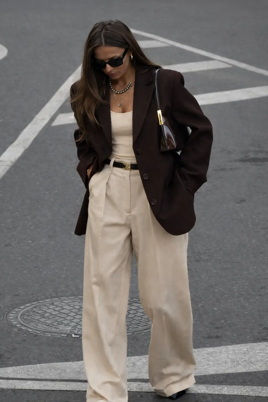 Effortless autumn formal wear: deep brown tailoring, soft beige, clean lines. A elegant blazer and neutral pants set that exudes confidence and control for timeless workwear and refined, quiet luxury Old Money Style Women, Old Money Style, Outfit...