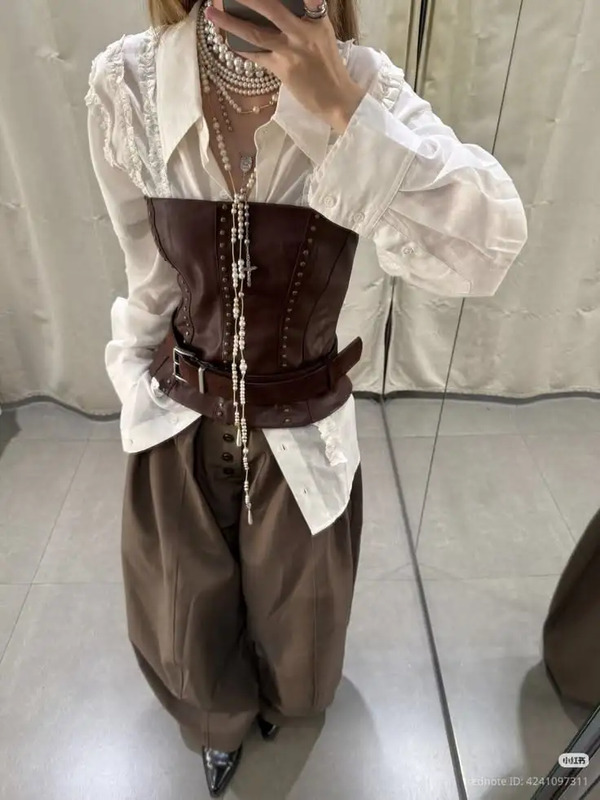 #springvibes #fashionlover #ootdideas #styleblogger #fashioncommunity #outfitinspo #springseason #globalstyle #pinterestfashion #fashionstyle #springmode Образы С Корсетом И Рубашкой, Наслоение Одежды, Корсет Поверх Одежды, Рубашка И Корсет, Много...