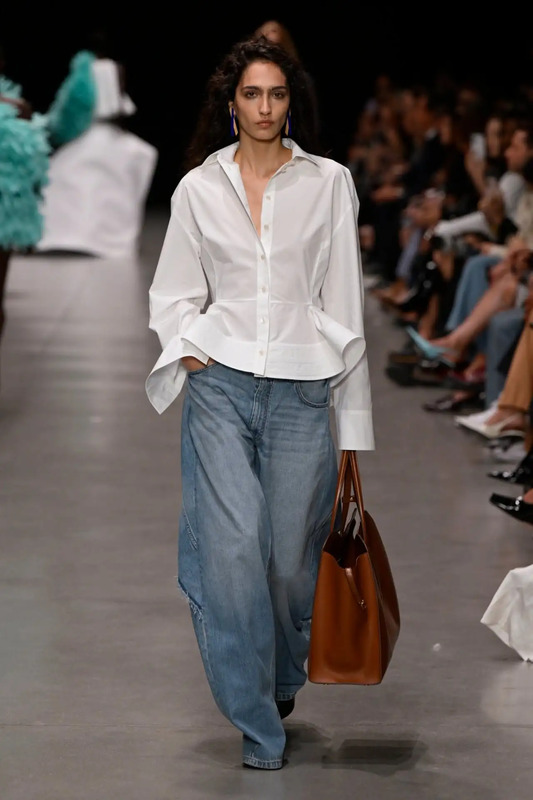 Stella McCartney Spring 2026 Ready-to-Wear Runway, Fashion Show & Collection Review [PHOTOS] Looks 2026, White Shirt 2025, High Street Fashion, 2026 Trends, White Shirt 2025 Looks, Runway, Jeans Summer 2025, Wide Leg Jeans 2025, Jeans Spring...