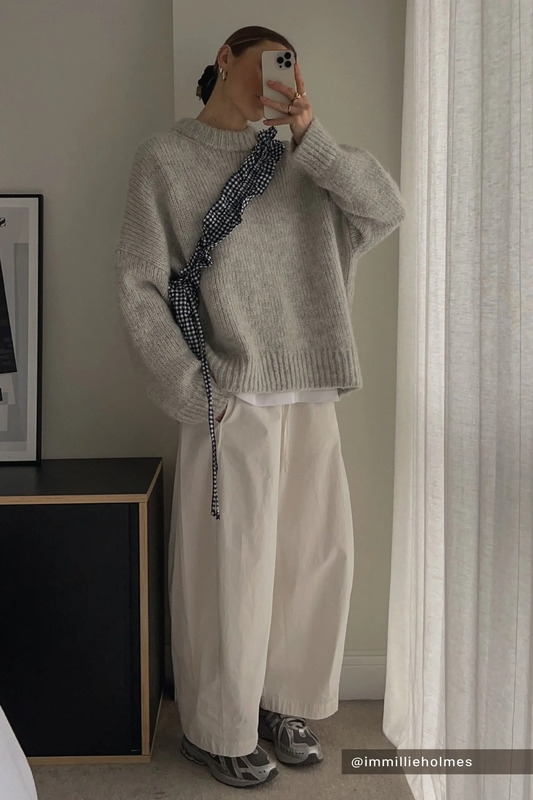 Winter Wardrobe Essentials Скандинавский Минимализм В Одежде, Весенние Образы, Уютный Зимний Наряд, Серые Штаны, Бежевый Свитер, Наряд Со Спортивными Штанами, Шикарные Уличные Стили, Спортивный Шик, Зимний Гардероб