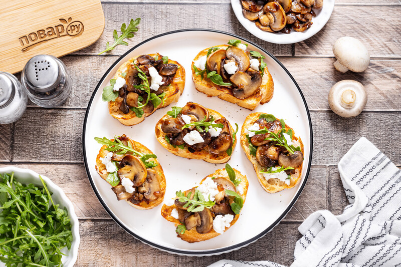 Bruschetta with mushrooms