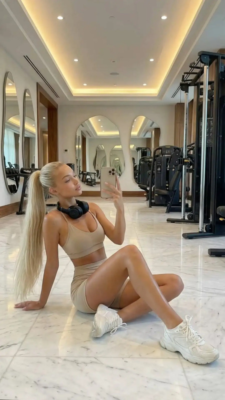 🎧 Fitness Girl Energy — Modern Gym Lifestyle