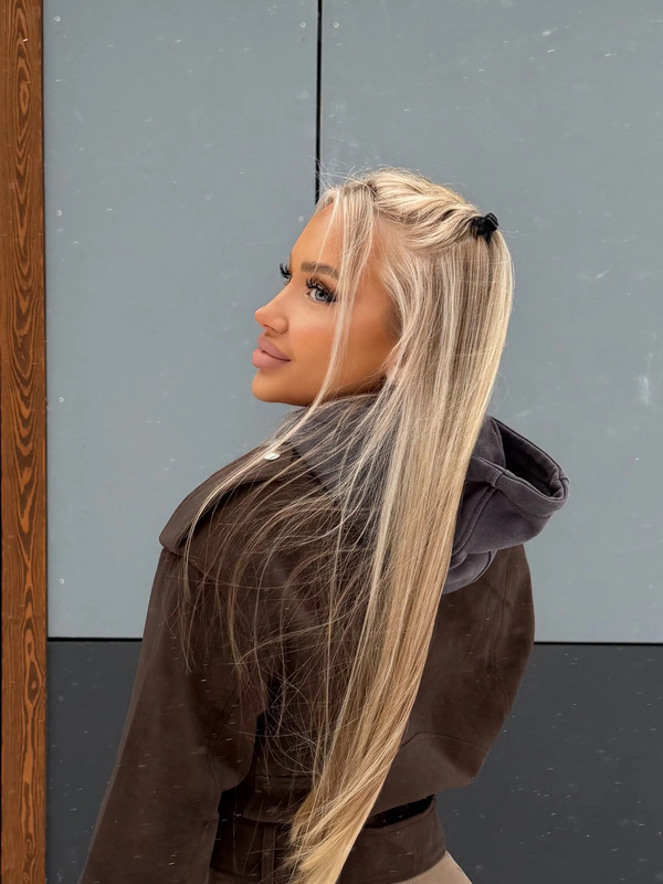 👱🏽‍♀️
