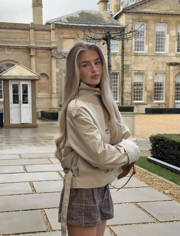 Spring outfit inspo. Autumn outfit inspo. Cropped trench coat outfit inspo