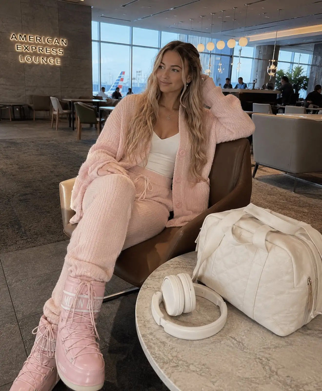 What to Wear to the Airport | Comfortable &amp; Cute Travel Outfit with Moon Boots