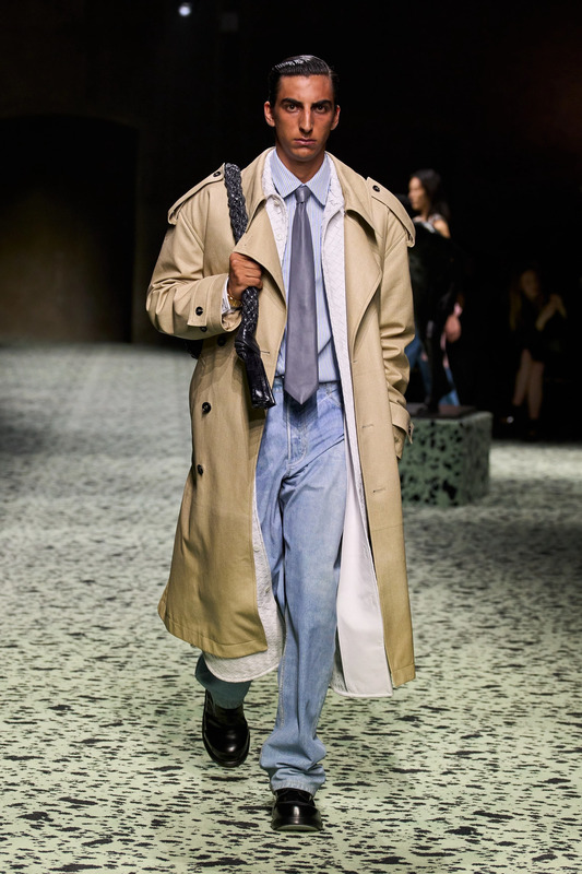 A look from the Bottega Veneta Fall 2023 collection by Matthieu Blazy, featuring trompe-l'œil leather.