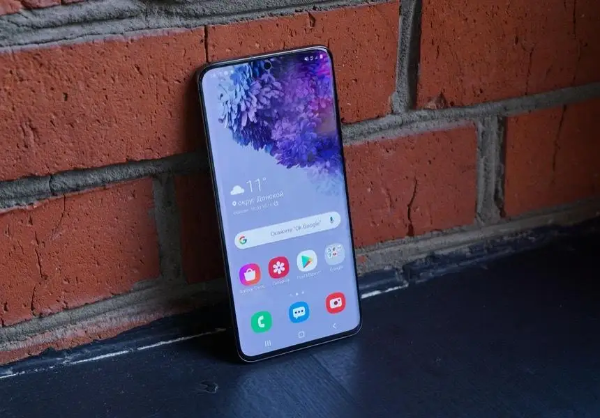 Samsung Galaxy S20 с обратной стороны