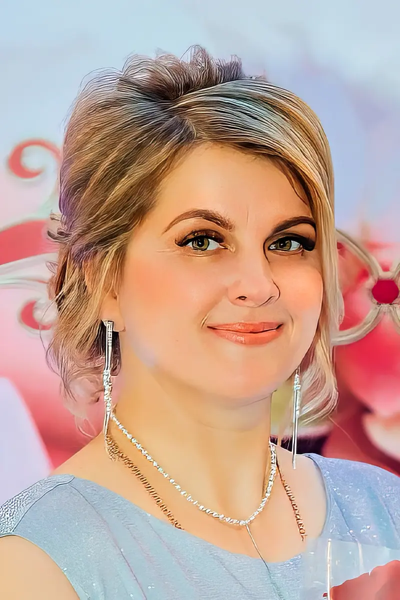 Елена Шелкова, художественный руководитель ансамбля Казаченька. Заказать выступление коллектива.