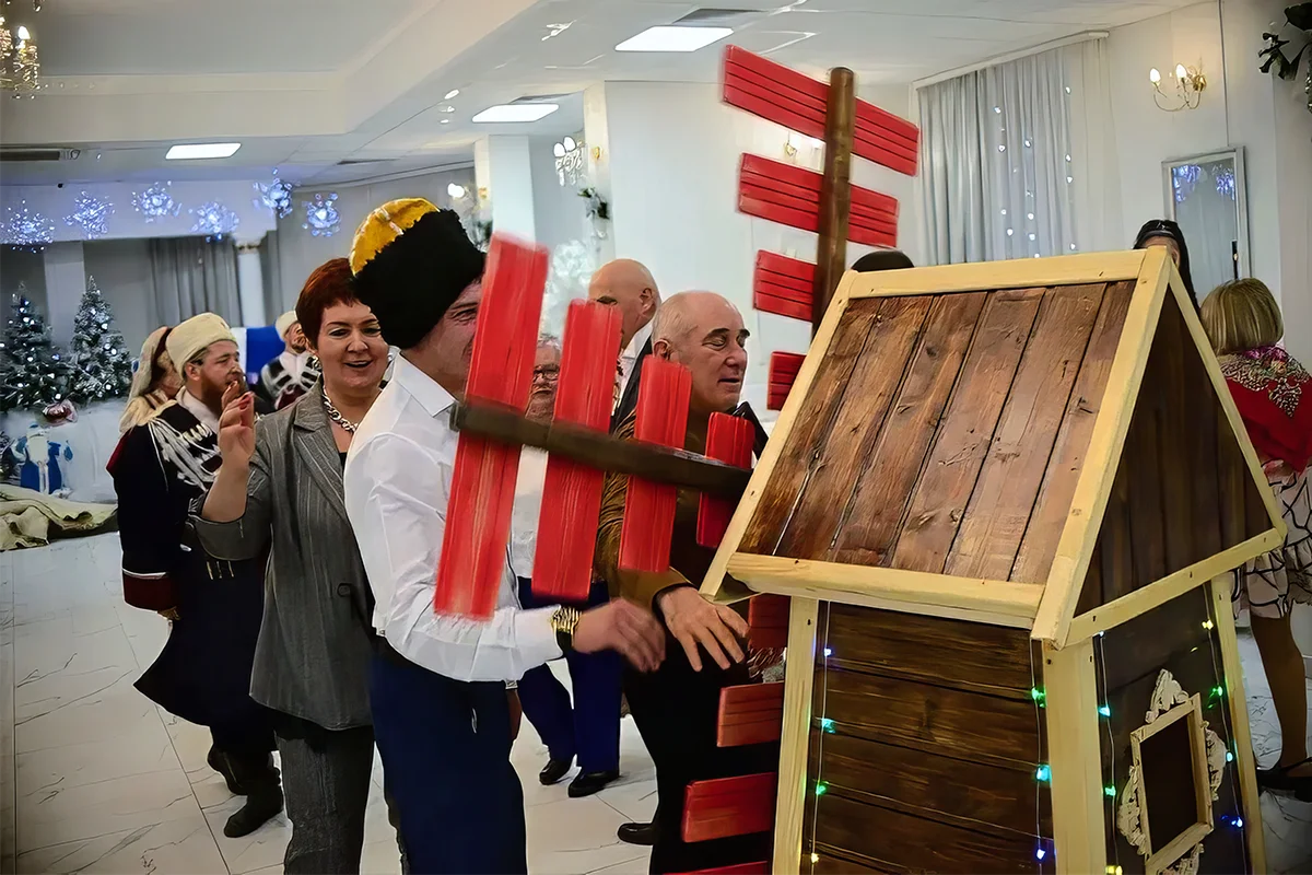 Народные казачьи забавы на уличной площади