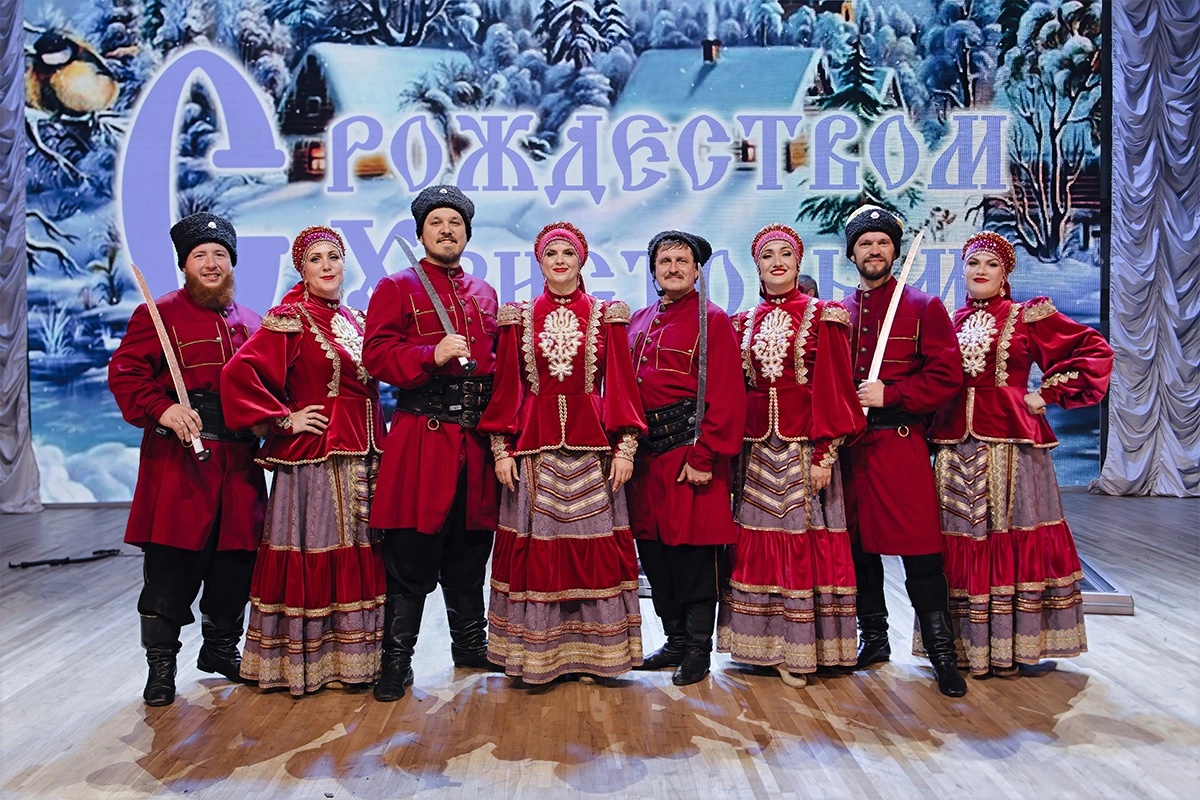 Шоу с саблями на свадьбу: заказать выступление ансамбля Казаченька