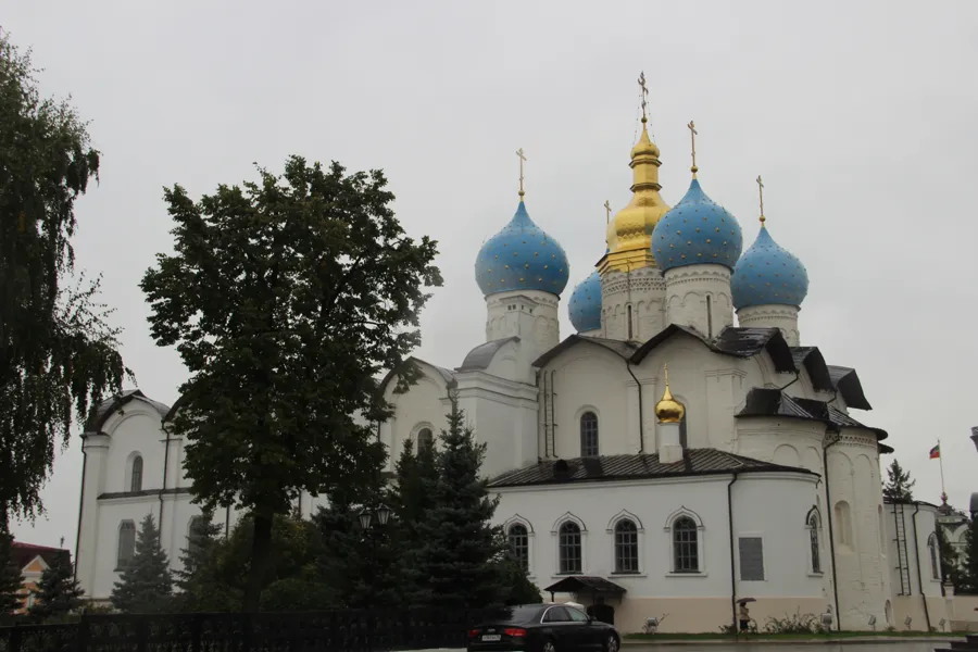 Вид на Благовещенский собор через парк Тысячелетия. © Vadim Indeikin [BY-SA]