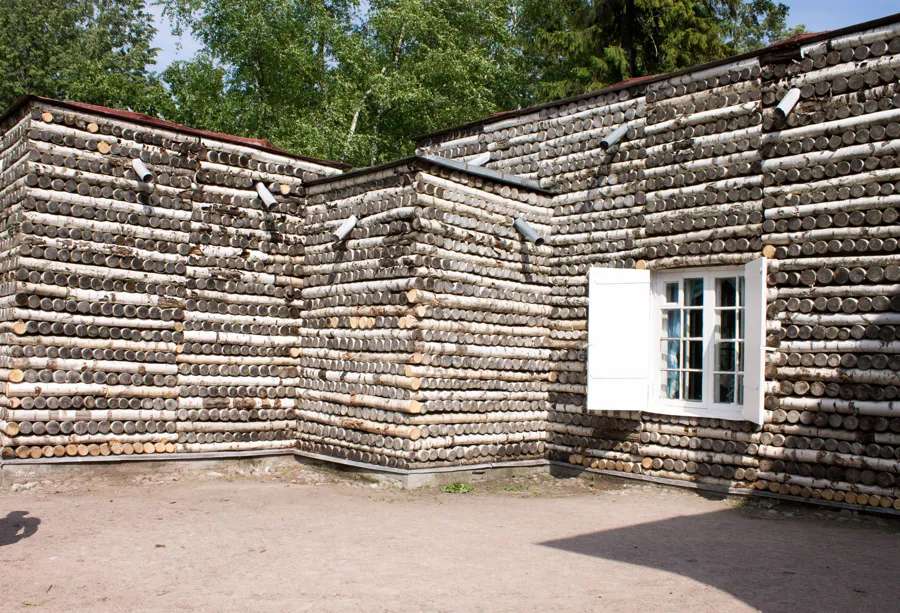 Березовый домик в Дворцовом парке © Fontanka-spb [BY-SA]