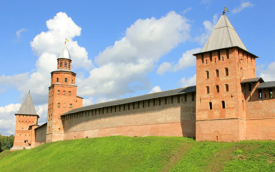 Новгородский кремль Башни и облака - © Tsyganov Sergey [BY-SA]