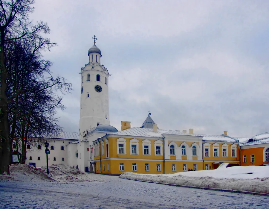 Новгородский Кремль. Владычная палата и Часозвонница. - panoramio - © Natalia Semenova