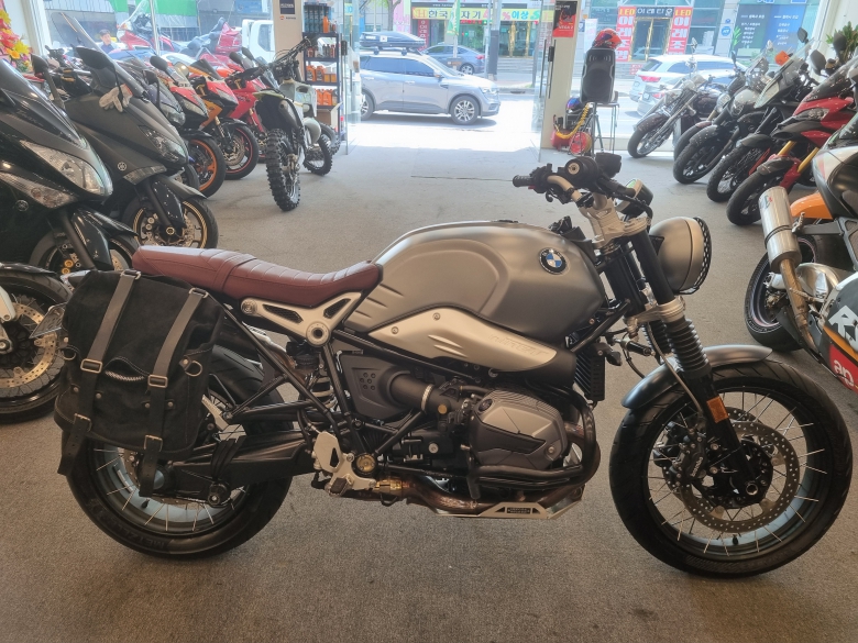 BMW R 나인 T 스크램블러