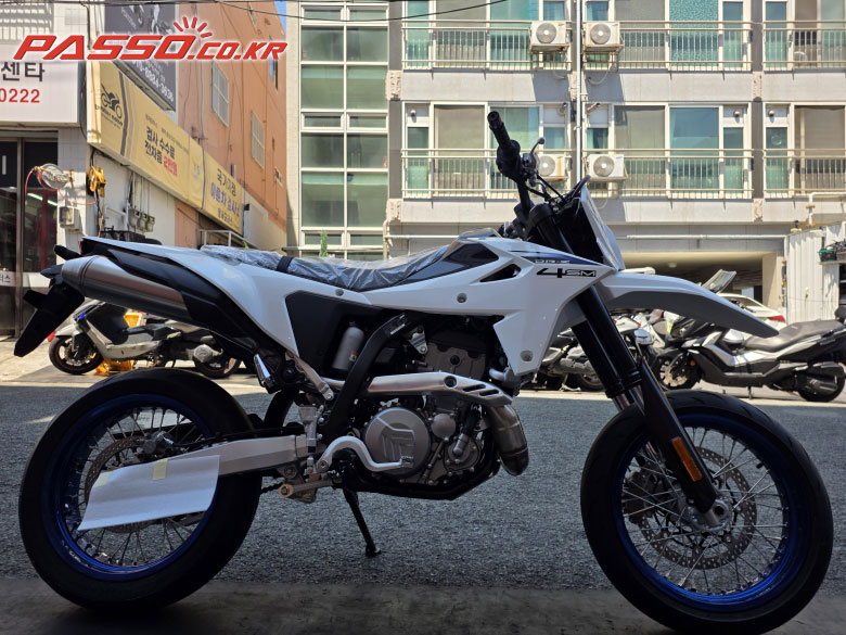 Suzuki DR Z 4 SM