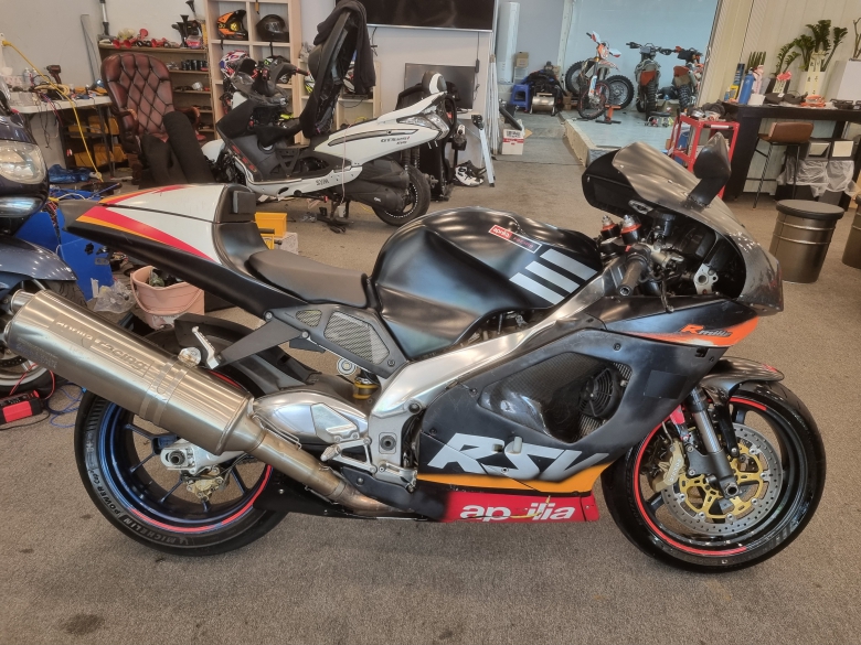 Aprilia RSV 1000 밀레