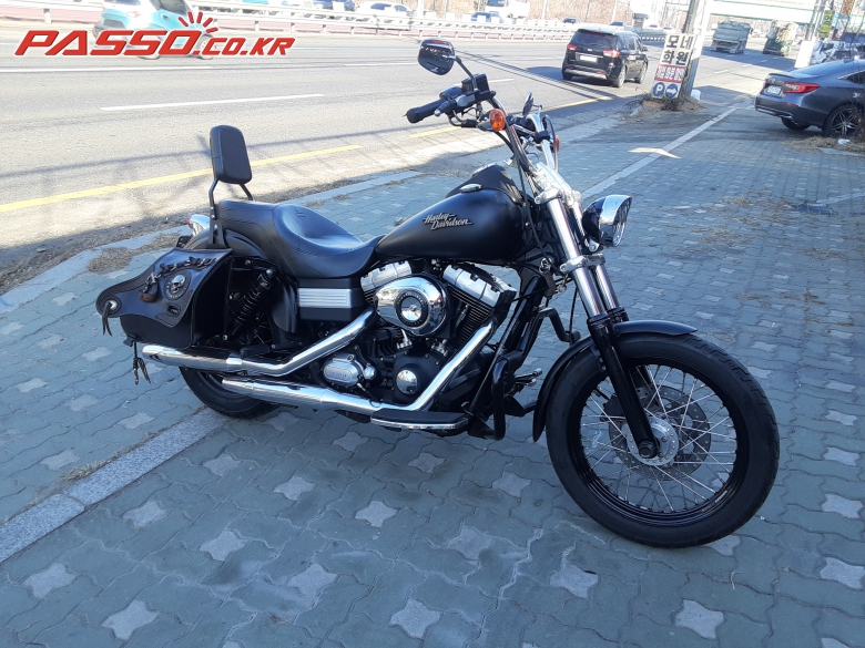 Harley-Davidson 다이나 스트릿밥