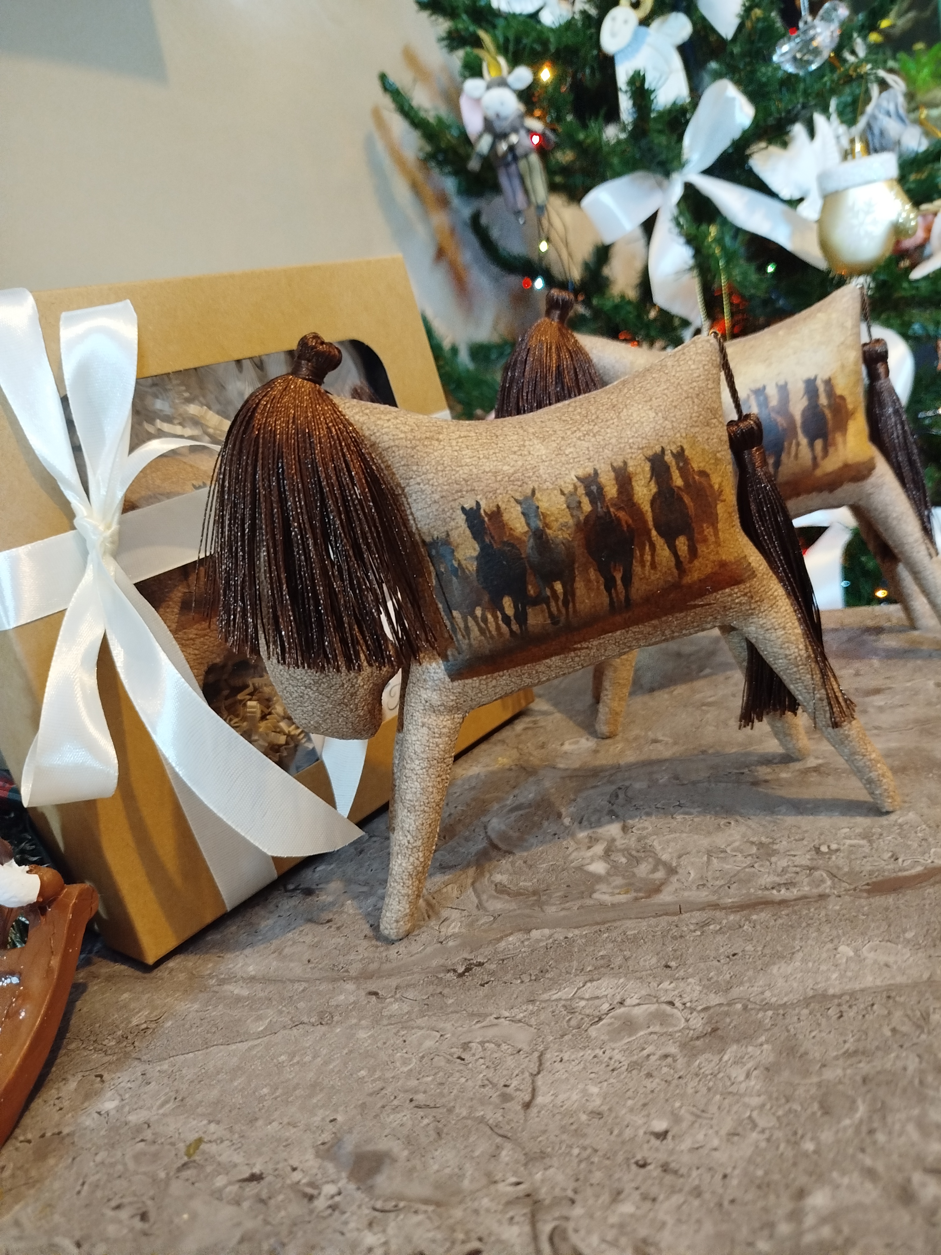 Коричневая лошадка "Табун лошадей" ручной работы