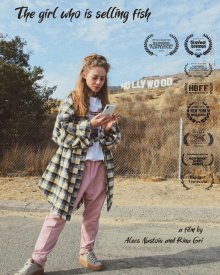 Девушка, которая продаёт рыбу