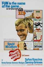 Три укуса на яблоке