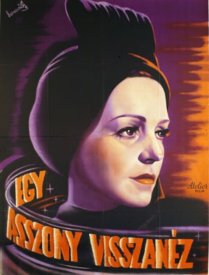 Женщина оглядывается