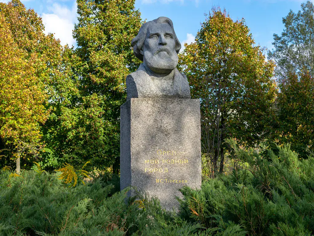 Памятник-бюст писателю И.С. Тургеневу в ландшафтном парке «Дворянское гнездо». Орел. Фотография: Владимир Макеев / фотобанк «Лори»