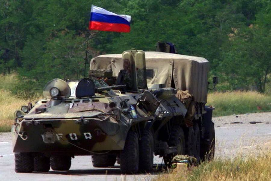 Торжественное прохождение подразделений российского миротворческого контингента KFOR в честь прибытия В. В. Путина в аэропорт «Слатина» в июне 2001 года