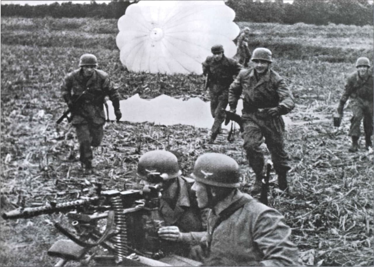 Немецкие парашютисты после высадки. Источник: I. M. Baxter, R. Volstad. Fallschirmjuger. German Paratroopers from Glory to Defeat 1939–1945