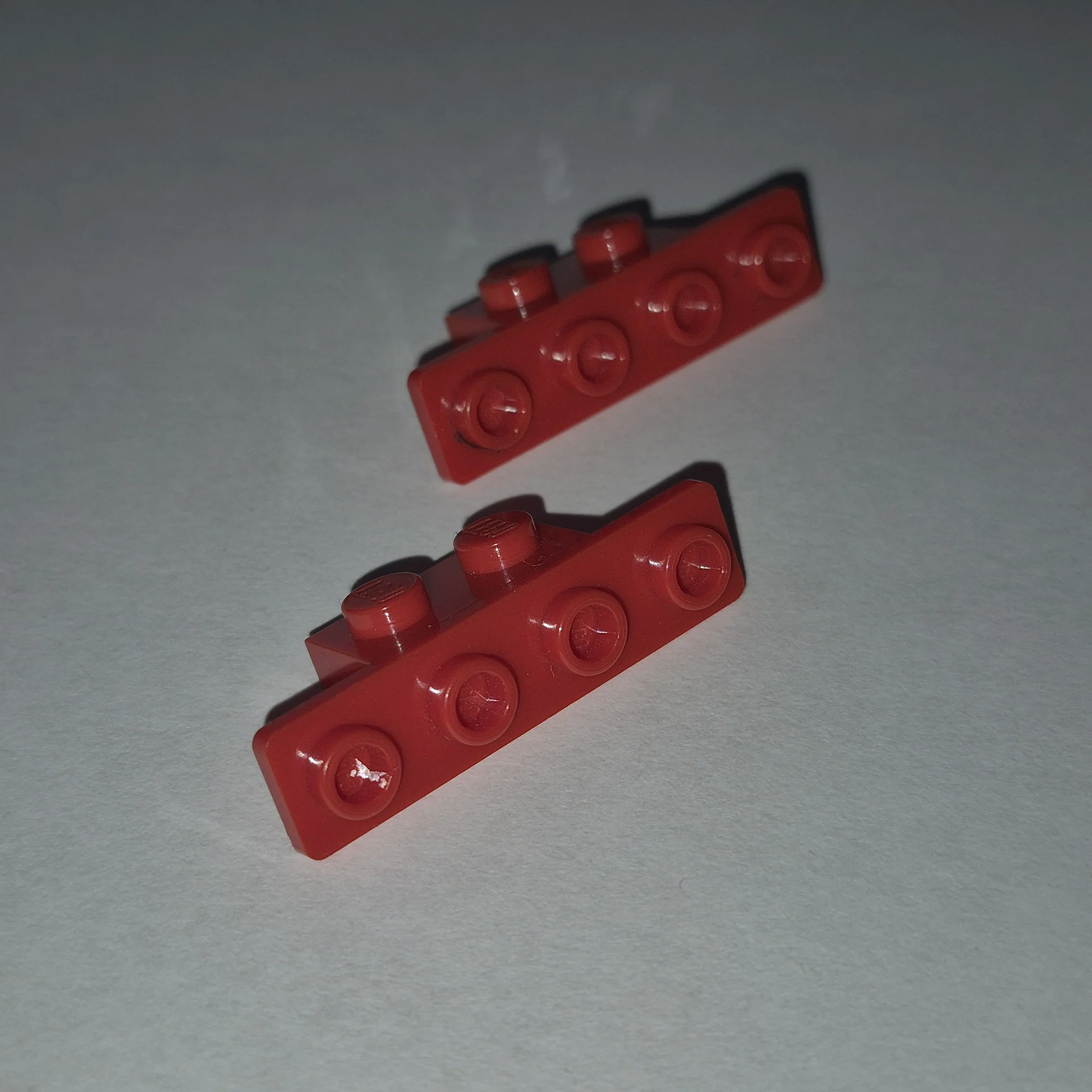 детали LEGO: Кронштейн / Скоба 1x2 - 1x4 (Красные) - изображение 1