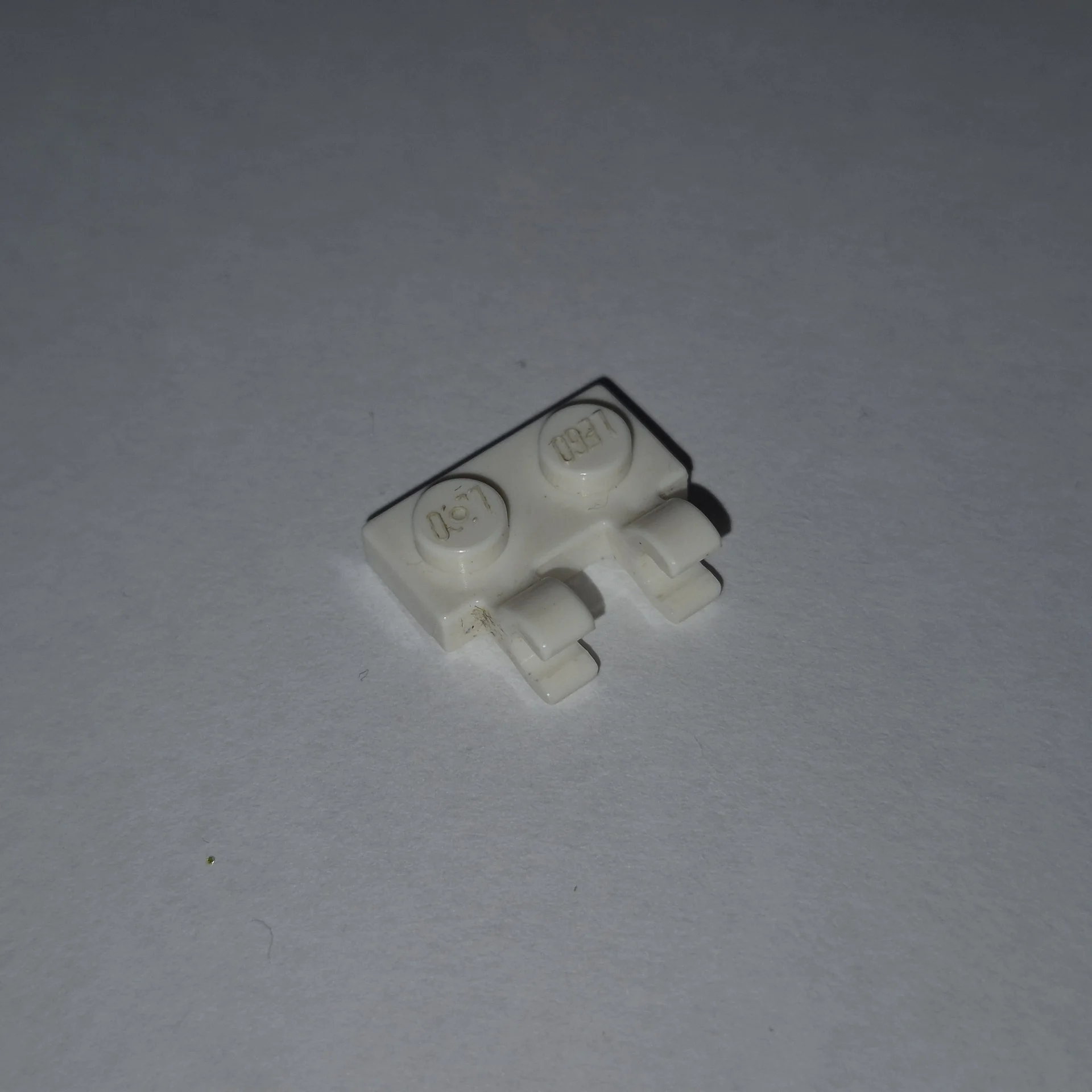 деталь LEGO Пластина 1x2 с 2 горизонтальными зажим